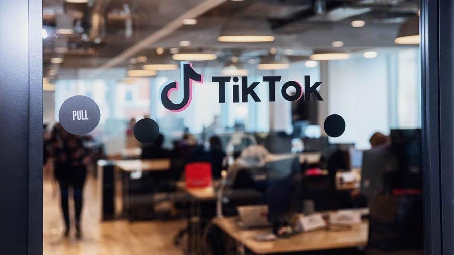 Time Stretching: Extending Short Clips for Storytelling on TikTok 