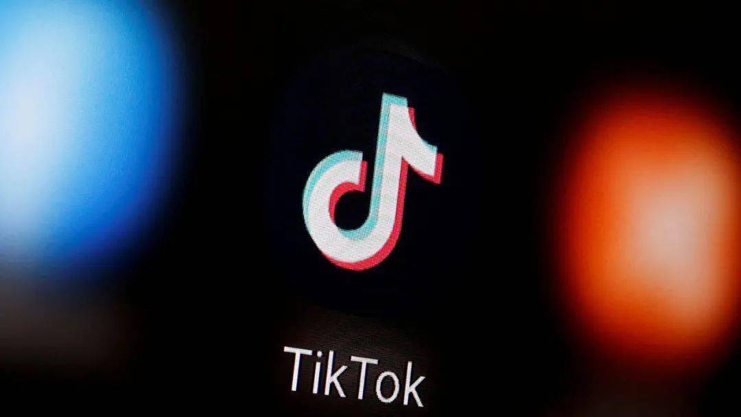 Love on TikTok: Exploring Viral Relationship Content 